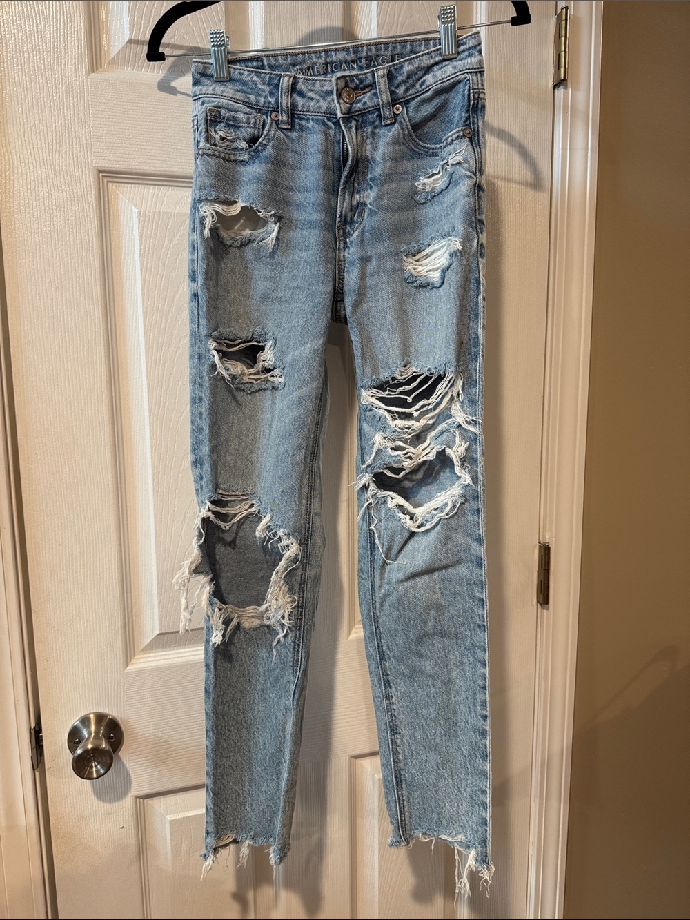 American Eagle Outfitters mom jeans Light Wash Distressed